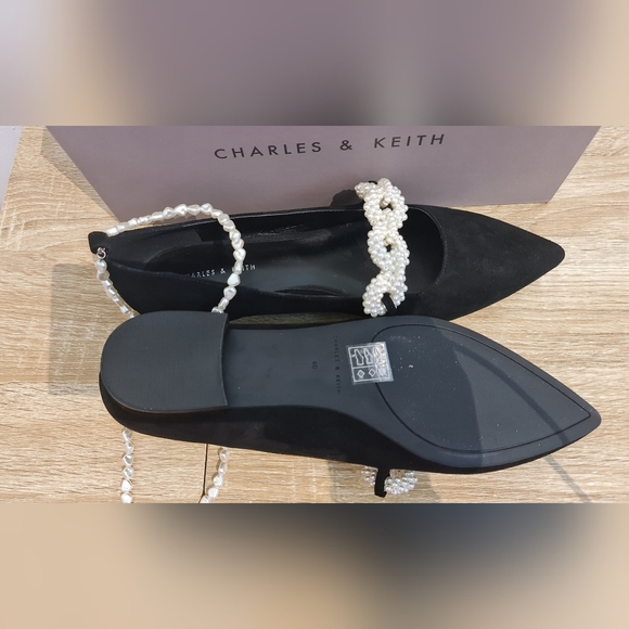 Charles & Keith - Black kitten heels with pearls - Picture 3 of 7